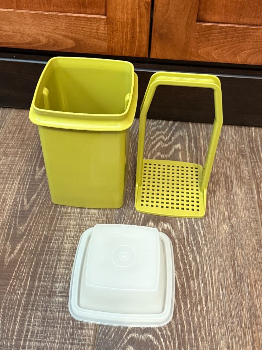 Tupperware Pick-A-Deli Pickle Container - Picture 4 of 16